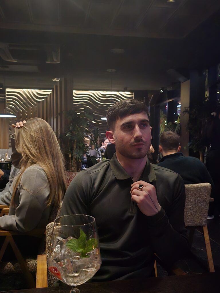 A bio does not outweigh a strong photo